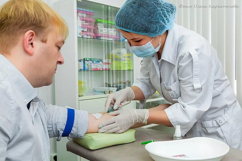 Проведение диагностических манипуляций. Уколы в процедурном кабинете. медсестра в процедурном кабинете. процедурный кабинет забор крови. проведение медицинских манипуляций.
