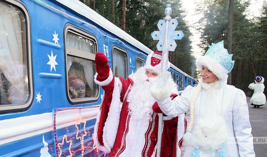 Дед мороз встречается с гостями которые приехали. Новогодний экспресс поезд в Великий Устюг. Зимний экспресс в Великий Устюг. Поезд зимний экспресс в Великий Устюг. Туристический поезд в Великий Устюг из Москвы.