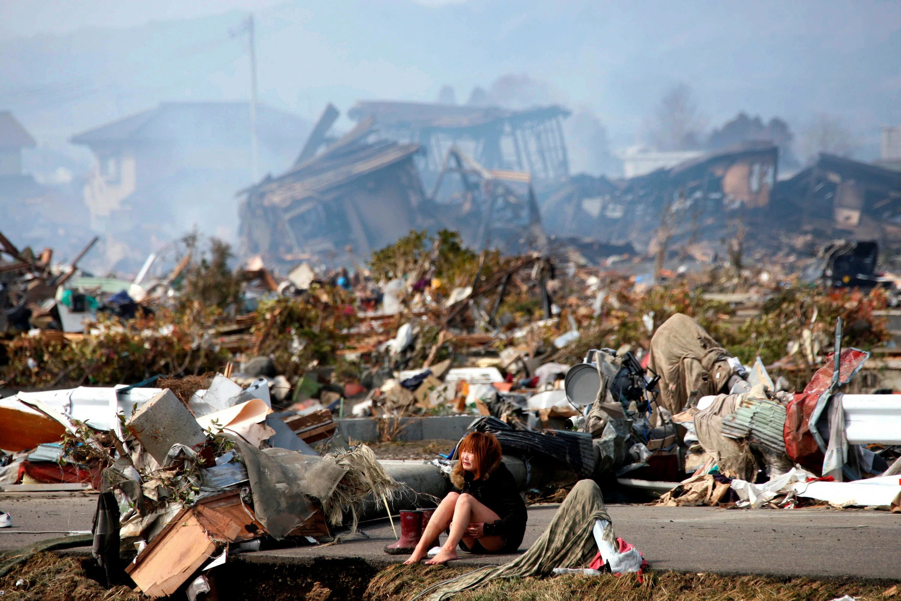 Disaster people. Япония 2011 землетрясение и ЦУНАМИ. Землетрясение в Японии 2011 года. Великое землетрясение Восточной Японии 2011.