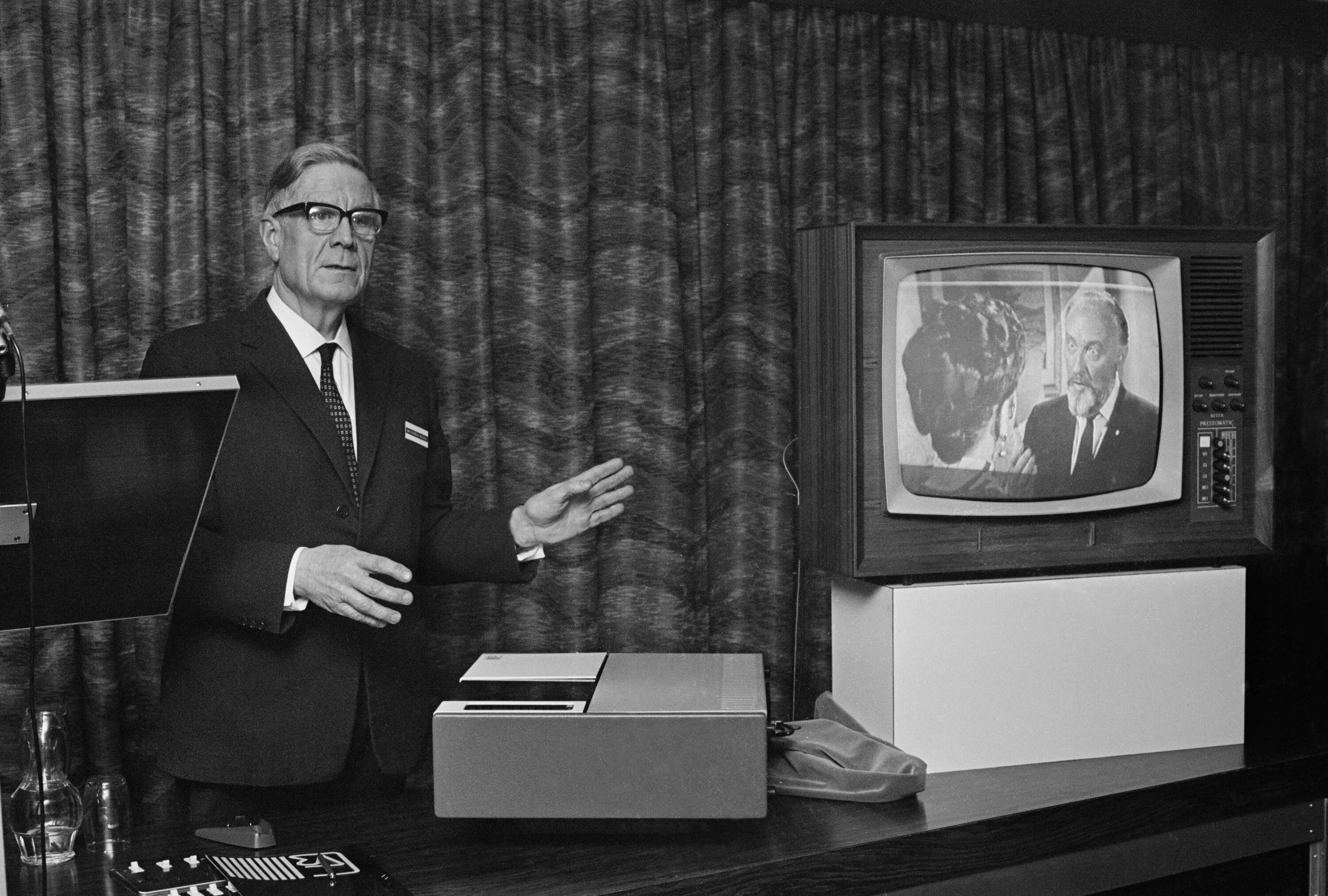 Телевидение. Телевидение 20 века. Первый электронный телевизор. Телевизор 1970 года