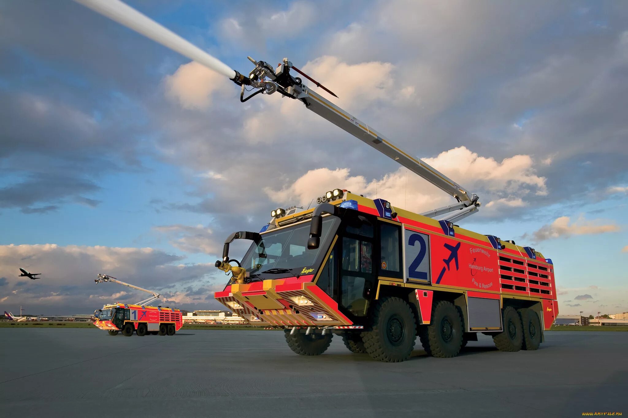 Современная пожарная машина. Пожарная техника автомобили. Аэродромный пожарный автомобиль. Пожарная машина. Урал некст ац 4.