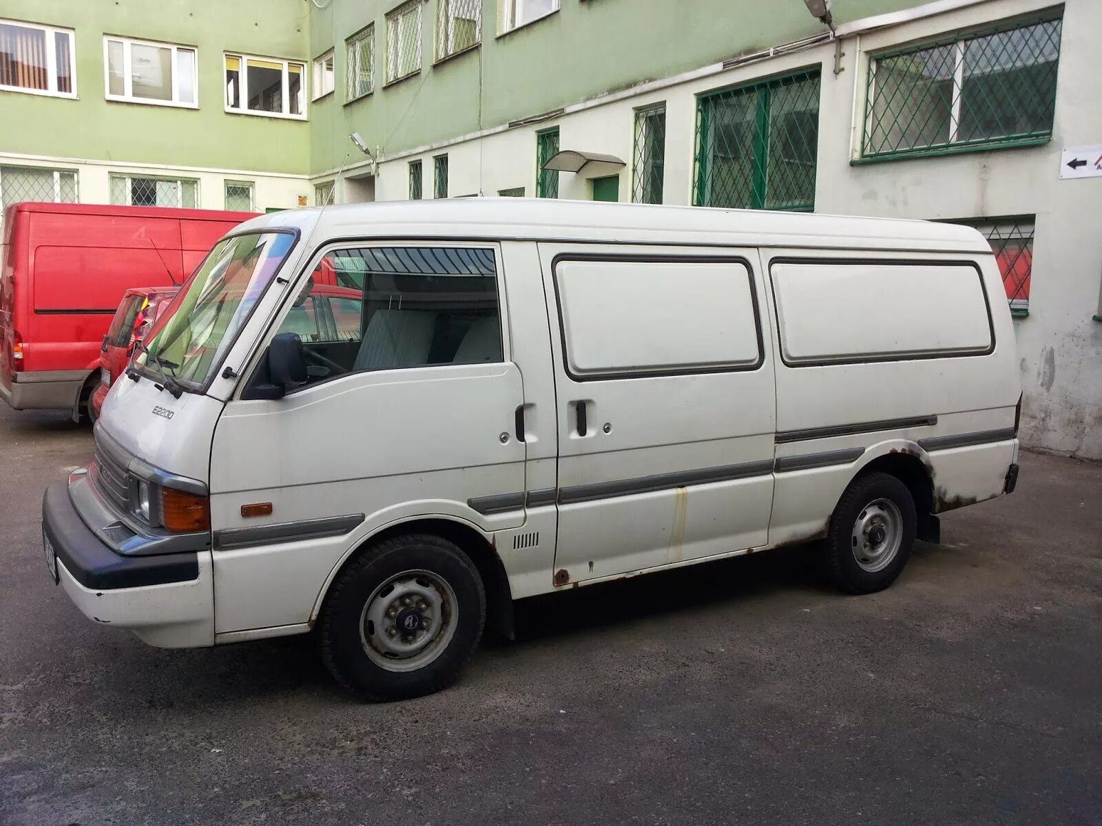Мазда бонго е 2200. Мазда е 2200 дизель 2000 года. Мазда 2200. Mazda bongo brawny van. Мазда 2200.
