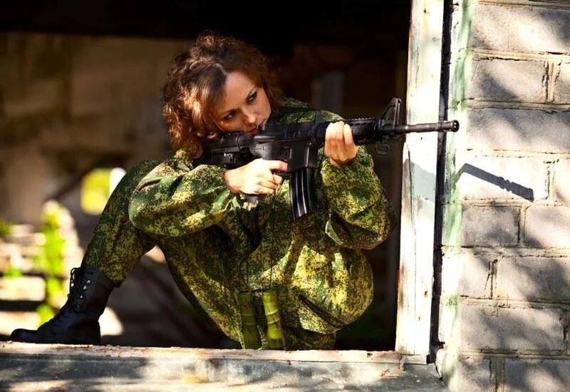 Аннет ларсен снайпер допрос. Рыжая девушка в военной форме. кудрявая девушка в военной форме. девушка в камуфляже с автоматом. девушка снайпер в балаклаве.