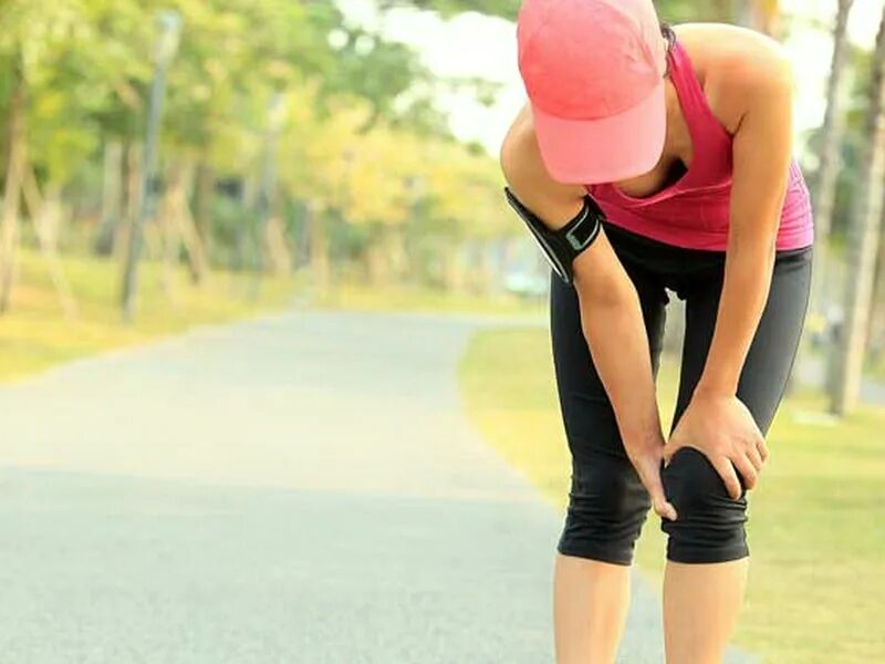 После бега болят колени что делать. Травмы в беге. Болит колено после бега. Болят колени при беге. Бег колени.
