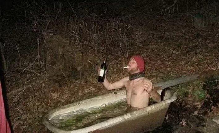 Шашлыки на природе алкаши. Мужики на шашлыках. Шашлыки на природе алкаши. Алкаши на природе. Алкаши на природе.