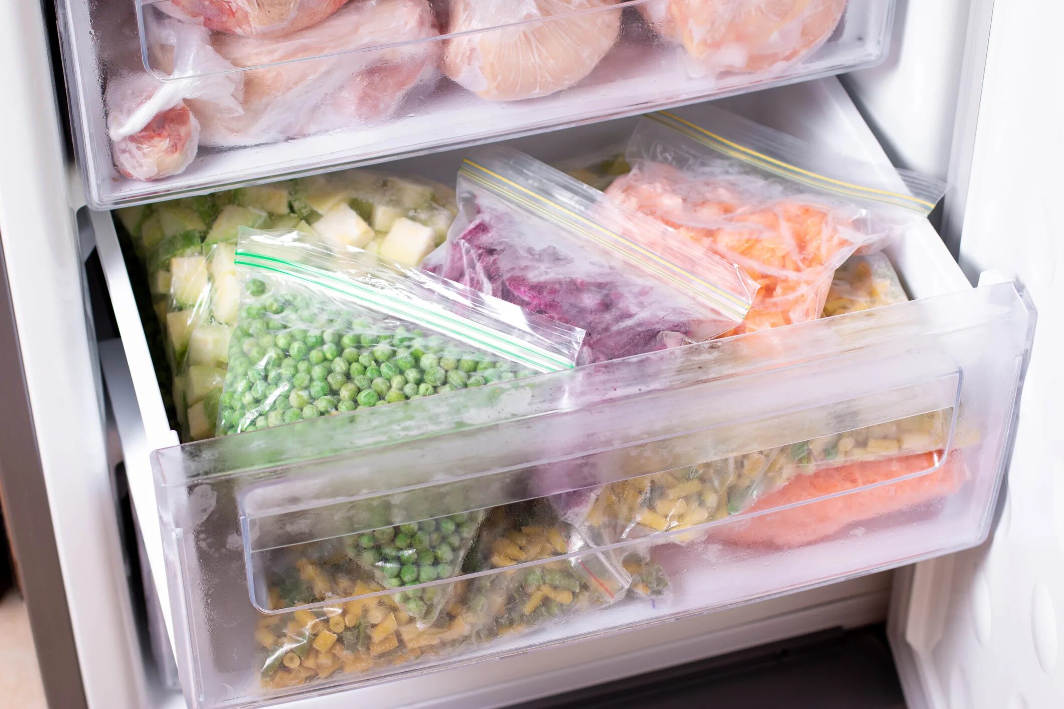 Как работает заморозка. Продукты в морозилке. заморозка продуктов в морозильной. заморозка продуктов в морозильной камере. хранение продуктов в морозильной камере.