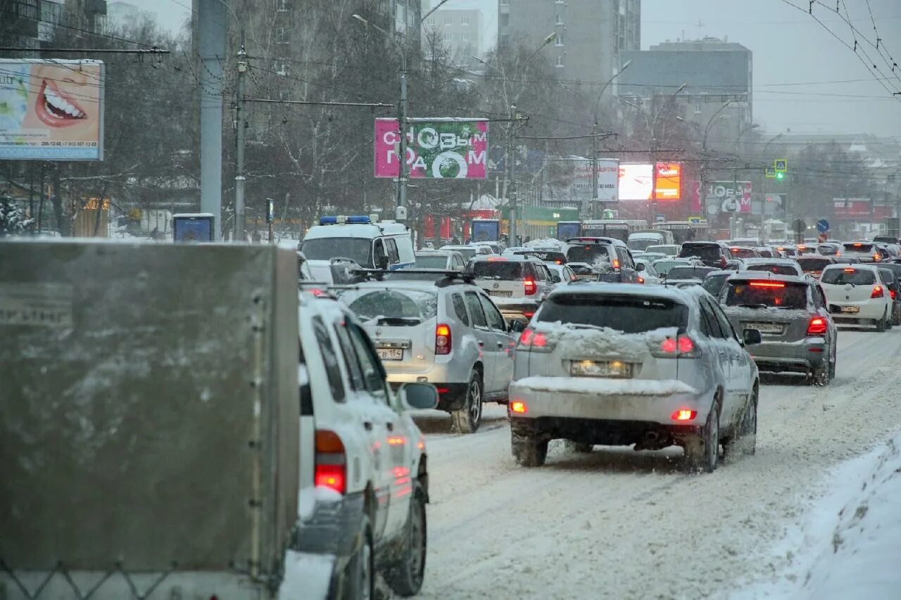 Новосибирск проб. Пробки Новосибирск. Пробки снегопад Новосибирск. Пробки Новосибирск зимой. Снежные пробки.