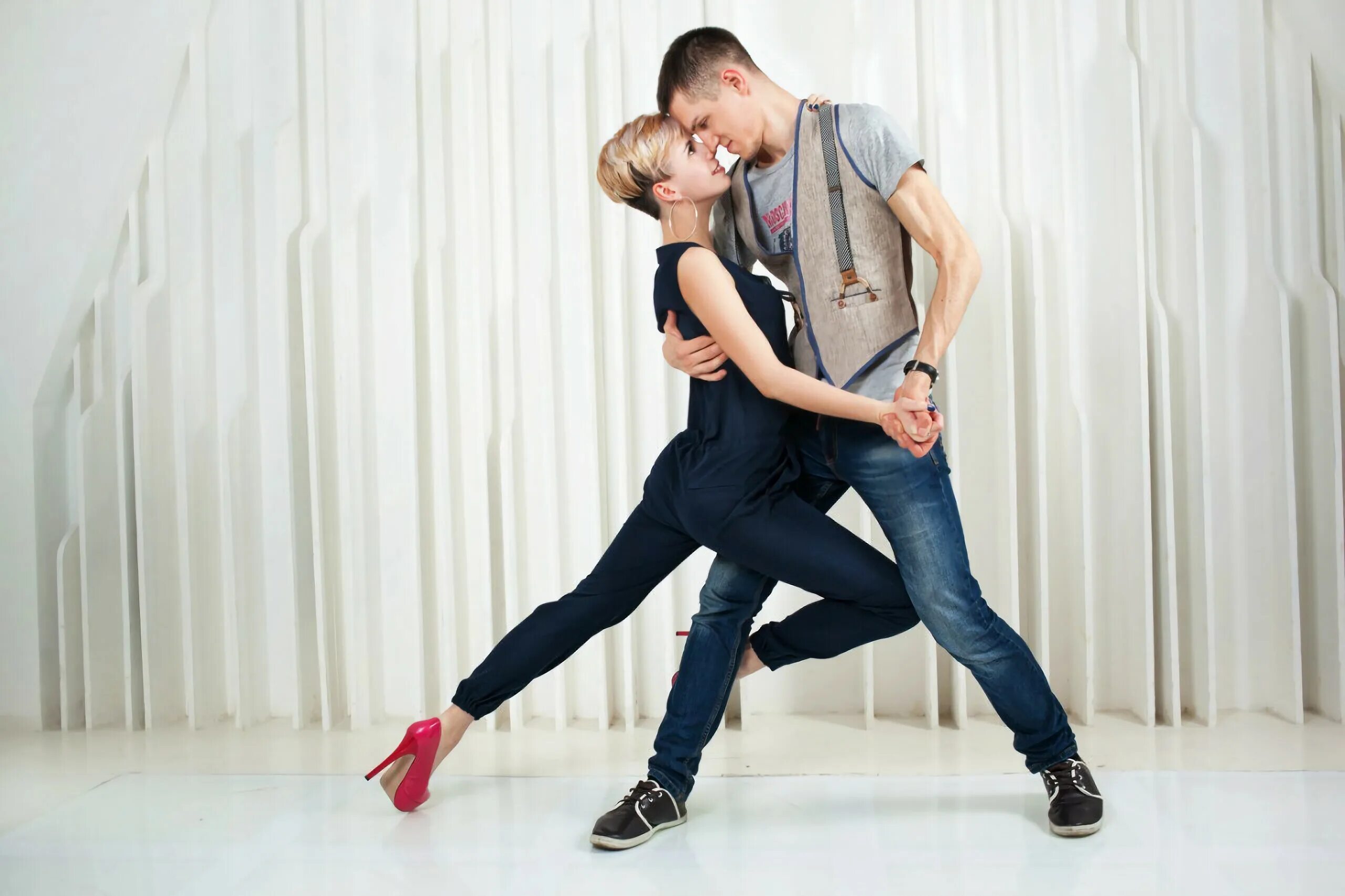 женское танго. румба самба ча-ча-ча. виды танцев. основные элементы танго. парные танцы названия.