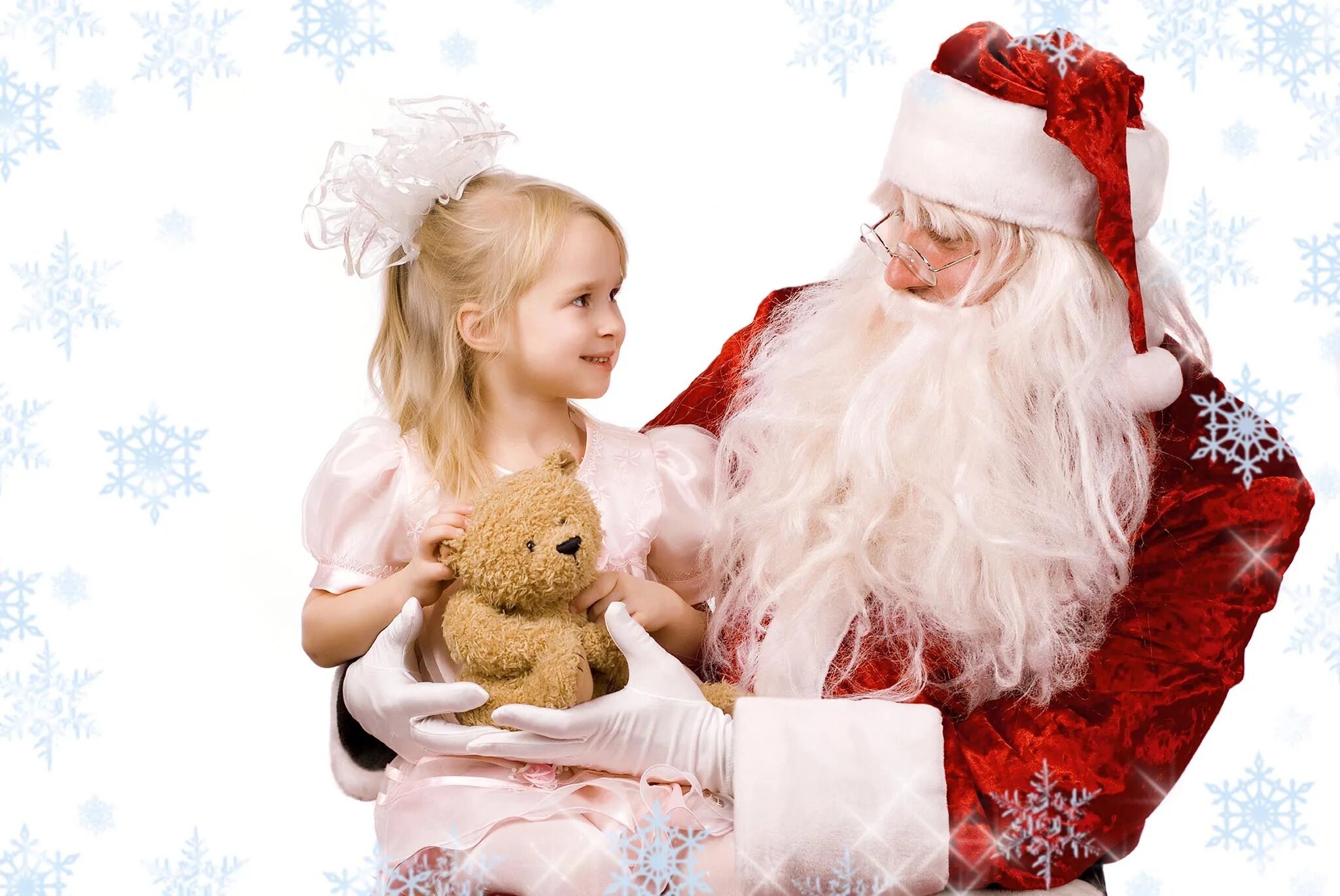 Дети деда мороза. Дед Мороз и девочка. Подарок от Деда Мороза и Снегурочки. Дед Мороз и Снегурочка с подарками. Дед Мороз и Снегурочка с детьми.