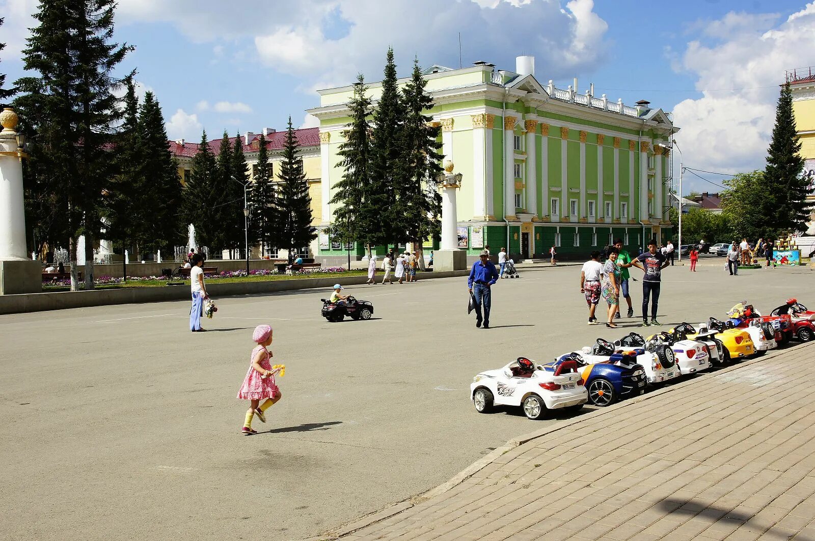 Площадь белорецка. Площадь Металлургов Белорецк. Площадь город Белорецк. Белорецк центр города. Город Белорецк Республика Башкортостан.