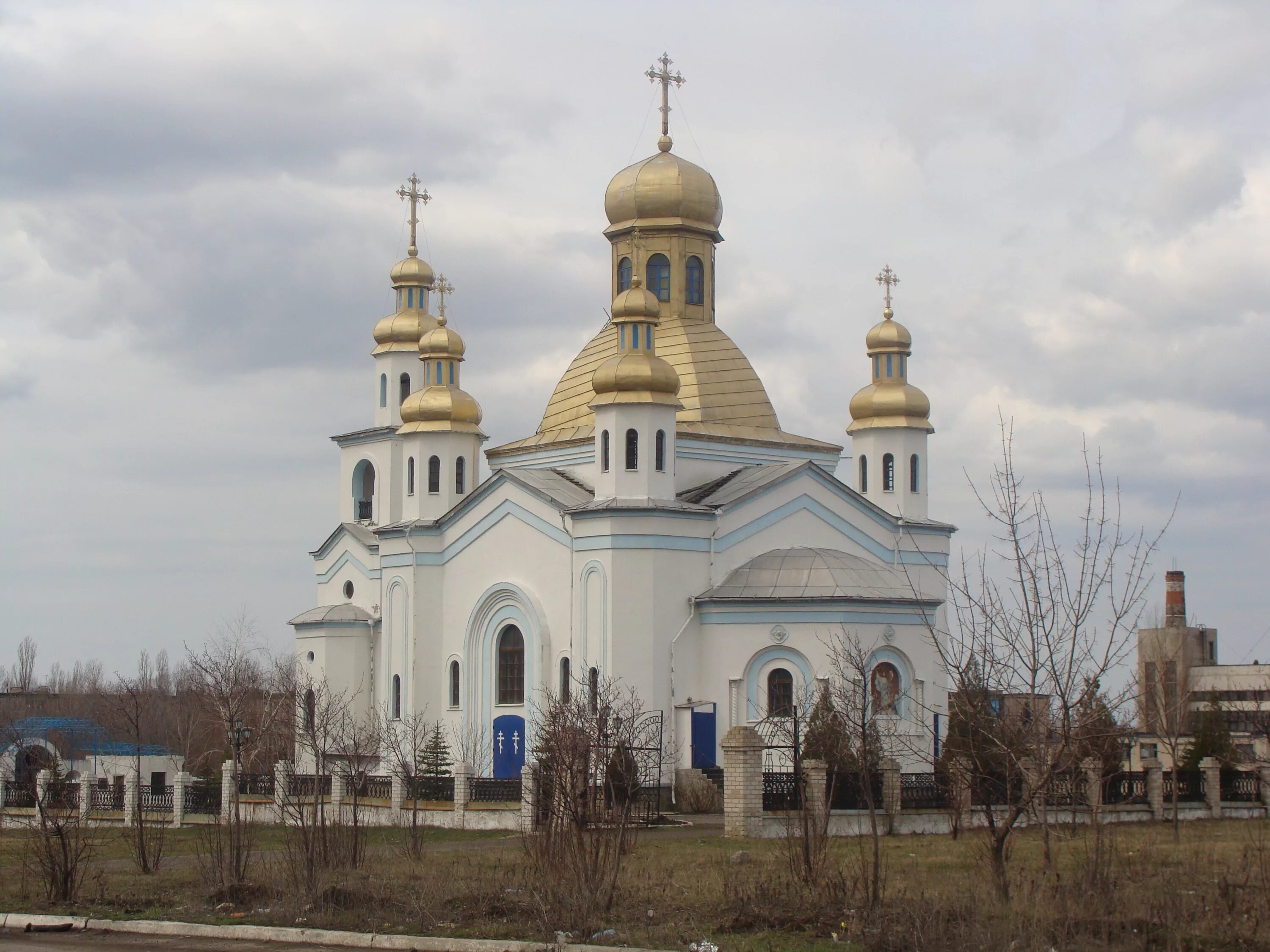 Ровеньки область. Ровеньки храм Рождества Пресвятой Богородицы. Ровеньки кафедральный собор Рождества Пресвятой Богородицы. Кафедральный собор Ровеньки Луганская область. Свято Никольский храм Ровеньки Луганская.