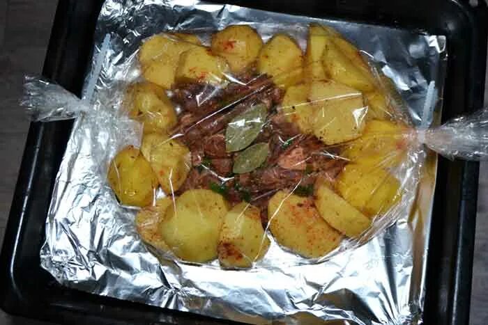 Картошка с мясом в духовке в пакете