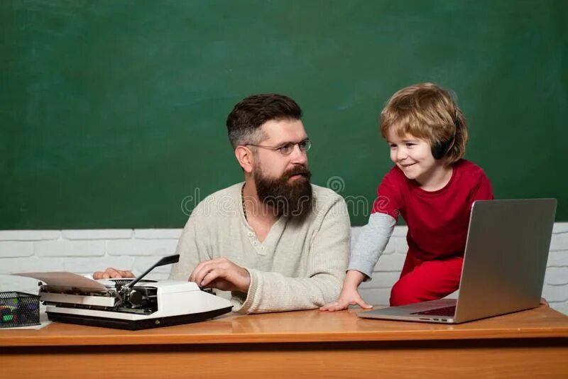 Шахматы дети и взрослые. Учитель daddy. Отец и учитель игра. Дети играют в шахматы. Умный образованный человек.