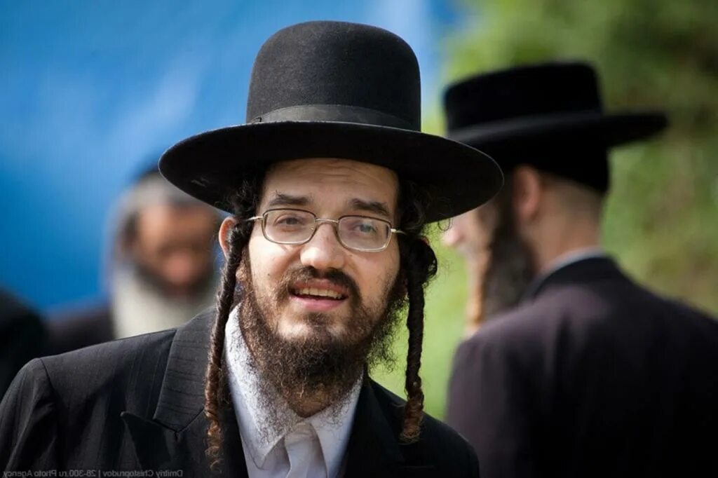 Пейсы с длинными волосами. В какой религии пейсы есть 7. Хасид ортодокс. Израиль хасиды, ортодоксы. Евреи хасиды и ортодоксы.