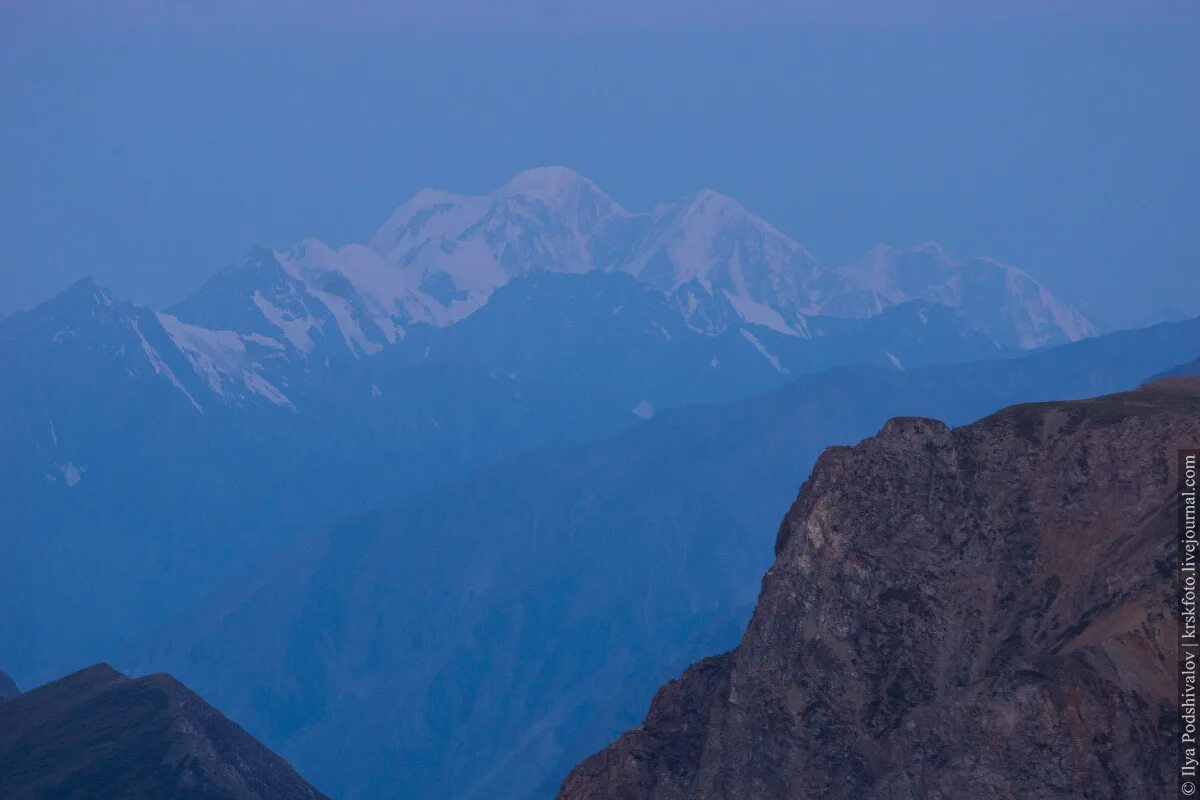 Петропавловск высота над уровнем моря. Три вершины Белухи. Гора Белуха вид из космоса. Гора Белуха силуэт. Белуха граница.