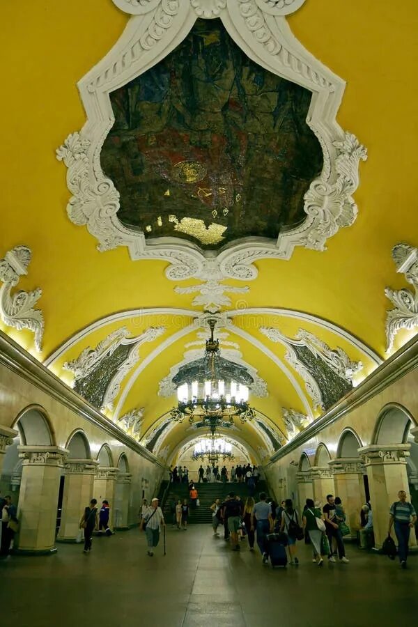 Станция комсомольская кольцевая. Сталинский ампир метро комсомольская. Районы москвы метро комсомольская. Районы москвы метро комсомольская. Метро комсомольская кольцевая линия.