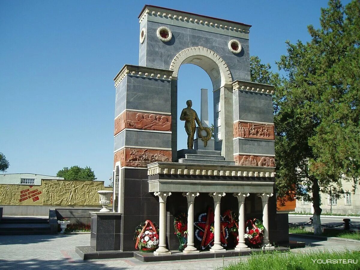 Достопримечательности черкесской республики. Г Черкесск Карачаево-Черкесская Республика. КЧР город Черкесск. Черкесск зеленый остров памятник Пушкину. ,Черкесск достопримечательности Черкесска.