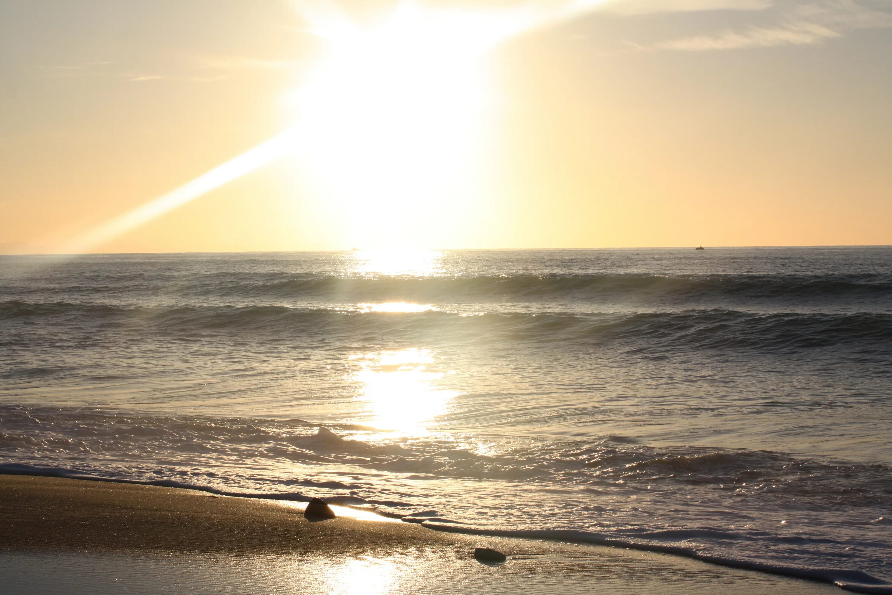 День на берегу океана. Море солнце. Море солнце пляж. Солнце пляж. Солнечное море.