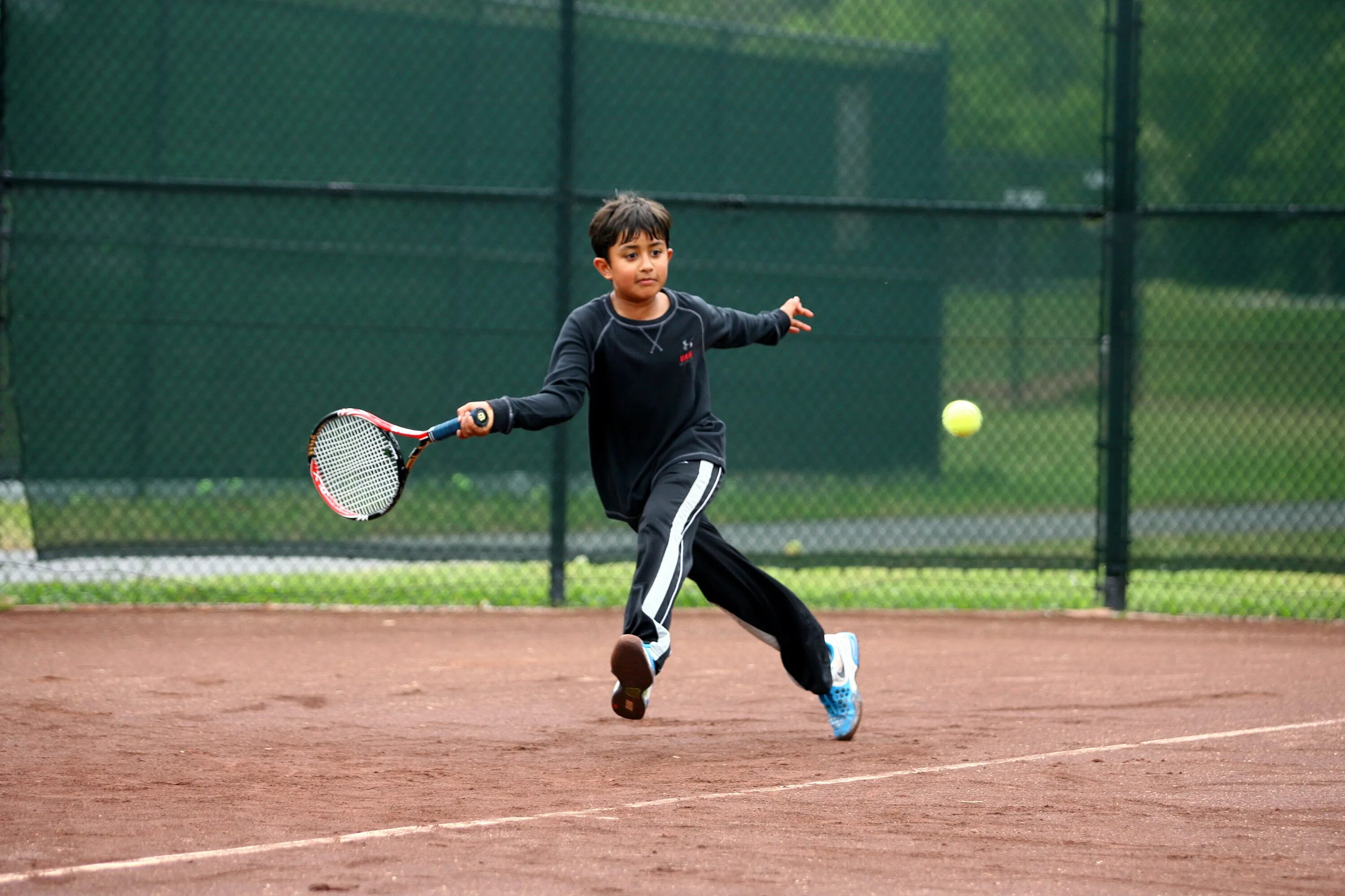 I play tennis. Теннис дети. Мальчик теннис. Большой теннис подростки. Большой теннис дети.