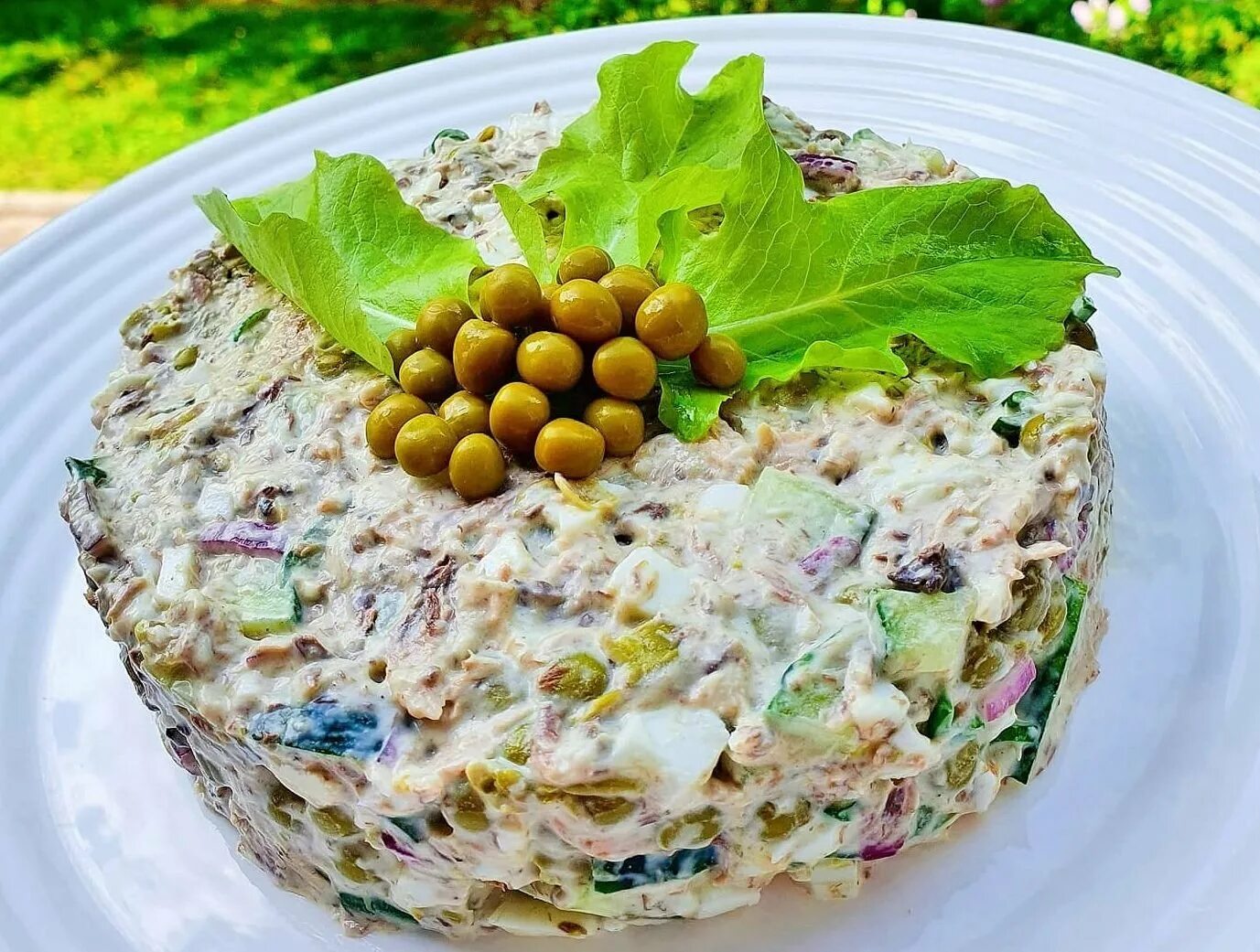 Какой сделать салат из консервы. Салат тунец зел горошек. салат с тунцом и горошком. салат с тунцом и зеленым горошком. салат с тунцом консервированным.