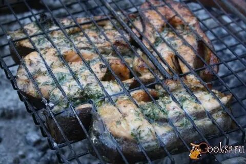 Замариновать стейки форели для мангала на решетке