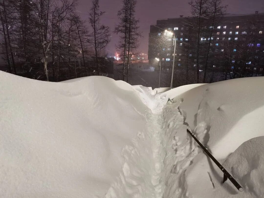 Самый большой сугроб. Норильск завалило снегом 2020. Сугробы в Норильске 2021. Огромные сугробы. Норильск сугробы.