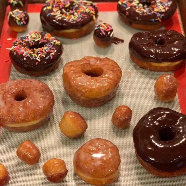 женщина на диете. женщина на кухне веселая. Fat kitchen. женщина на кухне смешные. фотосессия толстушек на кухни.