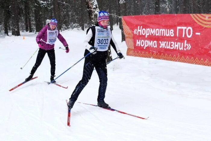 Техника выполнения бега на лыжах гто. ГТО лыжи. Бег на лыжах ГТО. Лыжник ГТО. ГТО по лыжам.
