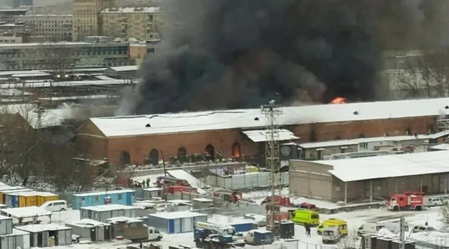 Где горит дом в москве. Пожар на комсомольской пл. дом 1а. огромный пожар. пожар в москве сегодня. сгорел склад на комсомольской площади.