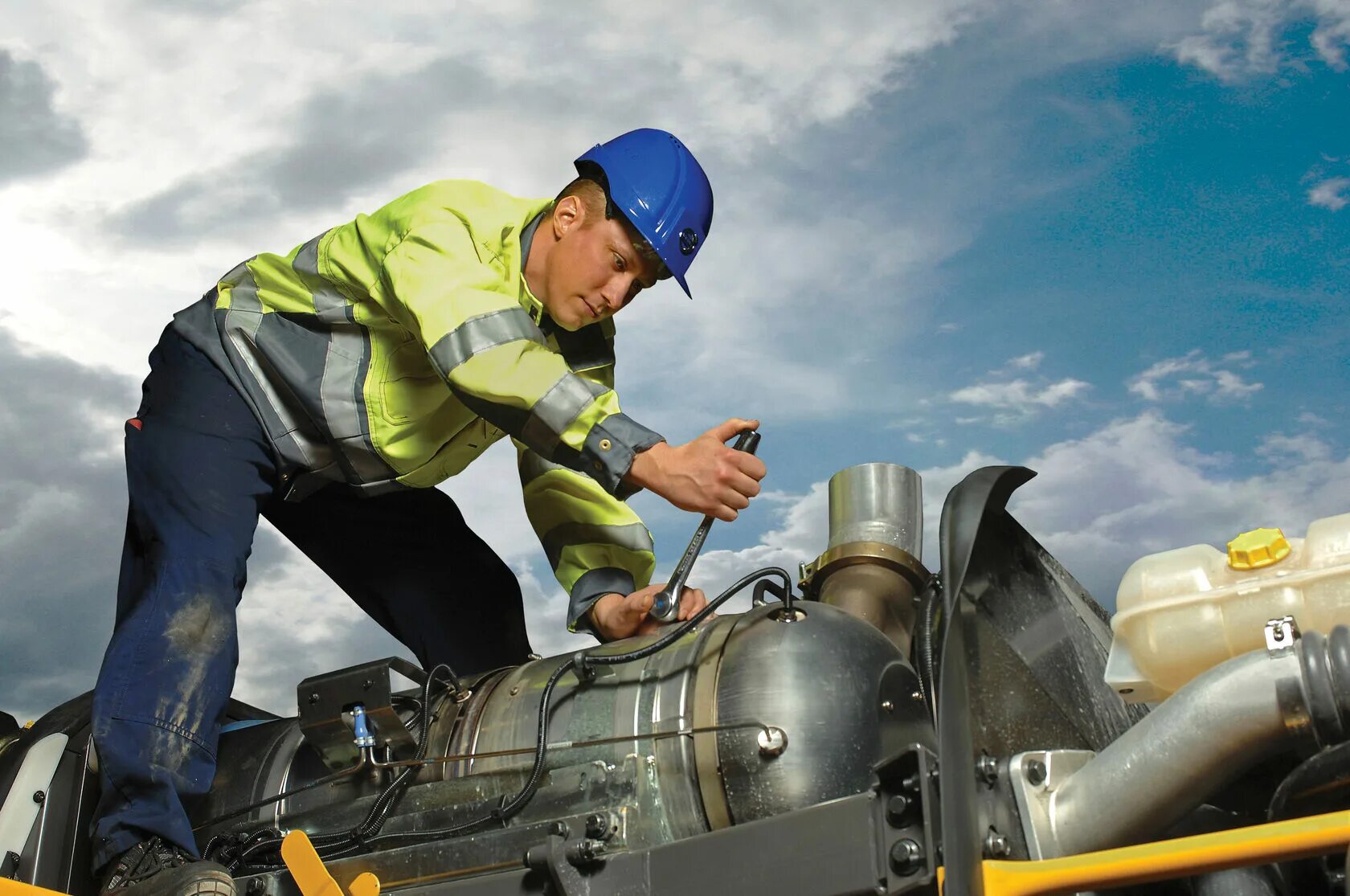 Слесарь по ремонту строительных машин. Слесарь дорожно строительных машин и тракторов. Техобслуживание спецтехники. Строительные машины для технического обслуживания. Слесарь дорожно строительной техники.