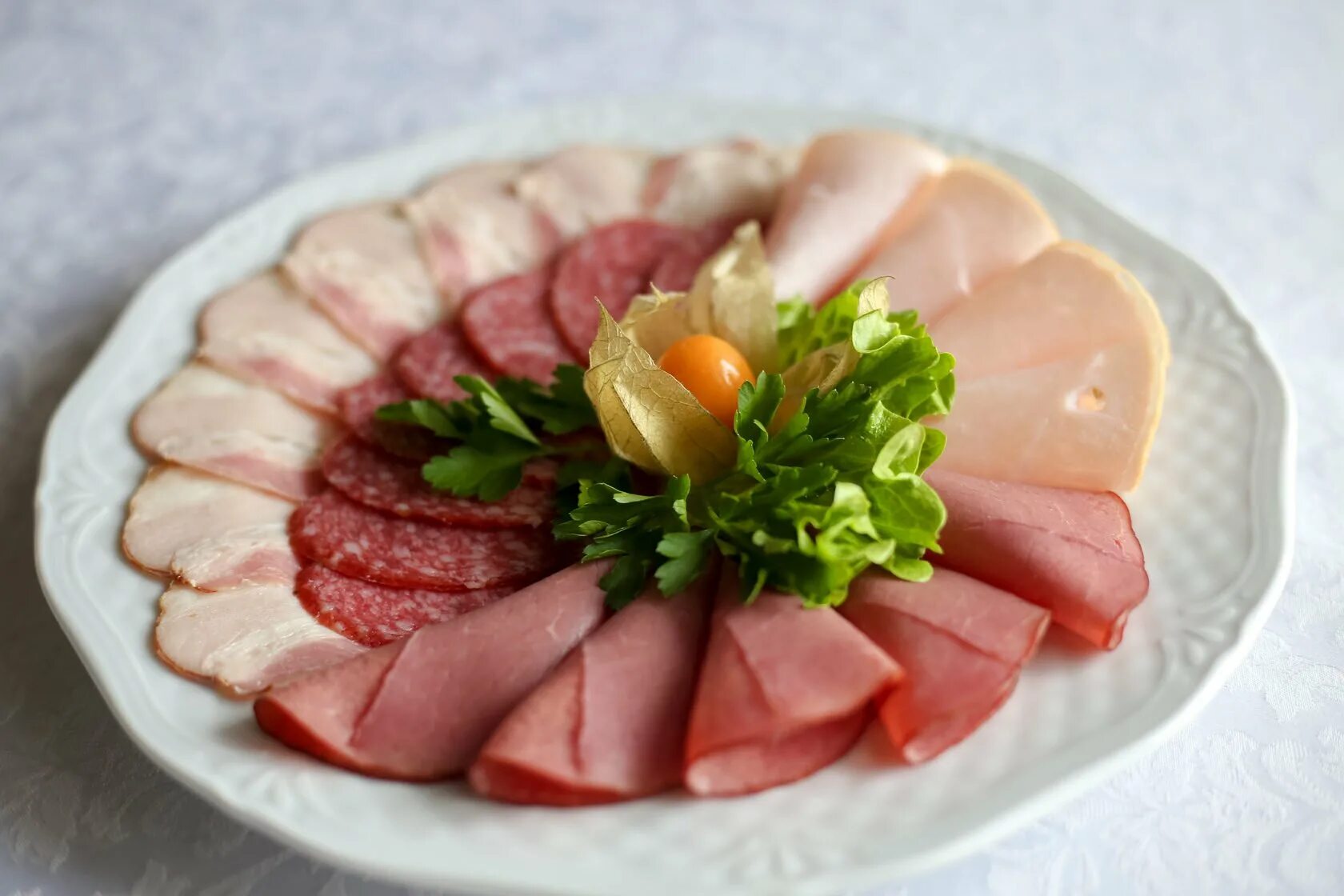 Мясная нарезка на человека. Сервелат карбонат мясное ассорти. украшение мясного ассорти. мясное ассорти на тарелке. мясное ассорти нарезка.