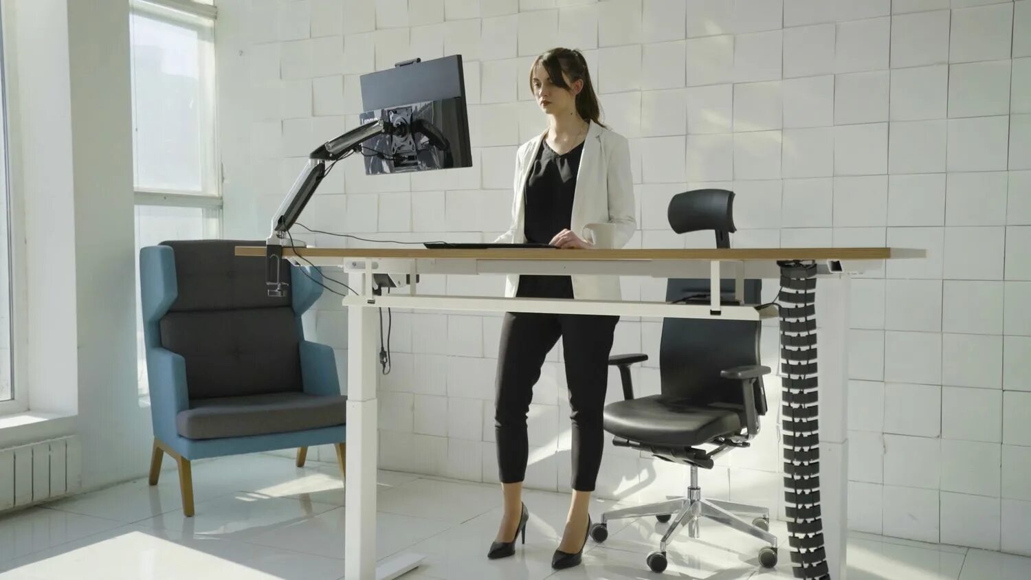 Компьютерный стол стоя. Стоячие столы для офиса. Стол для работы стоя. Рабочее место стоя.