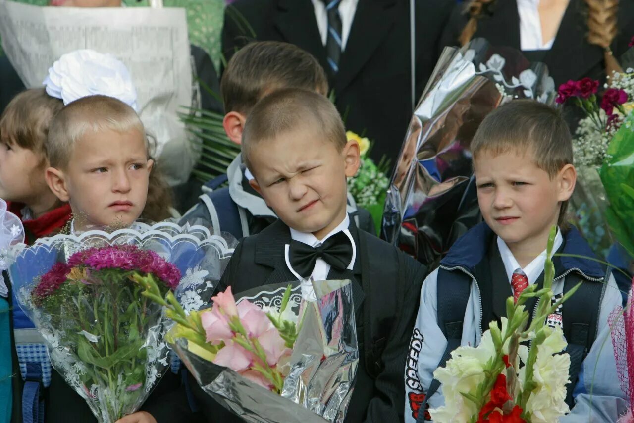 Начало линеек в школах. 1 сентября линейка в школе. школьная линейка 1 сентября 2025. 1 сентября в российских школах. дети в школе 2025 года.