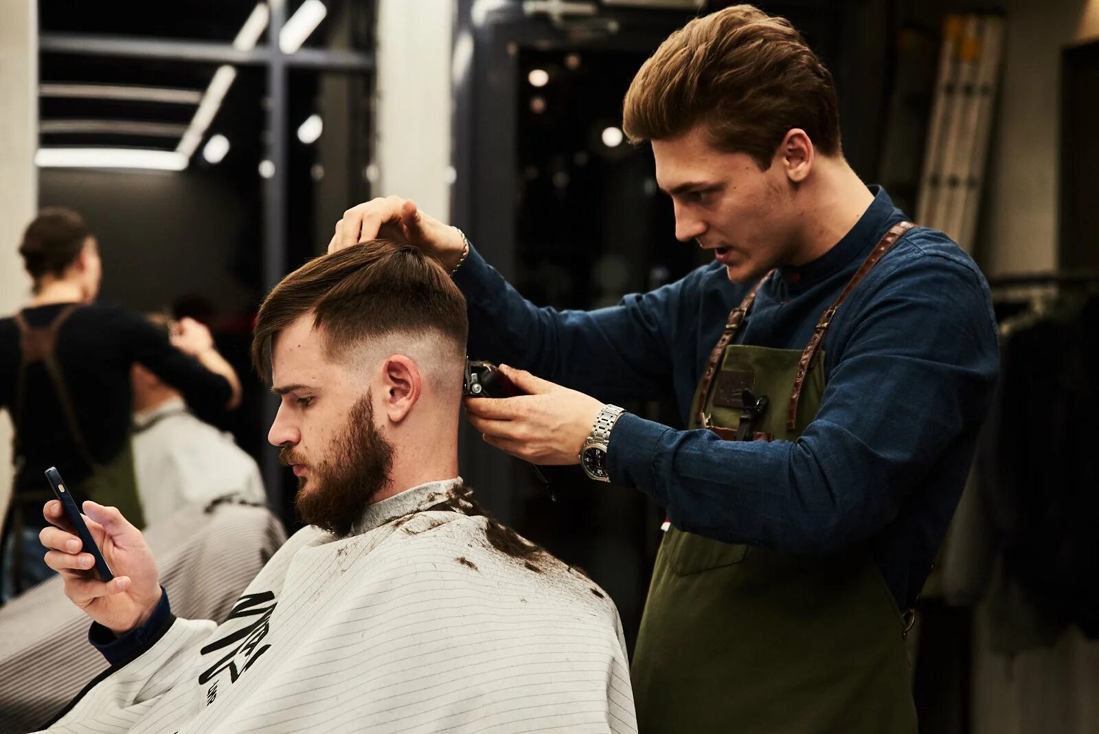 Barbers 4. Тайга барбершоп Красноярск. Парикмахер мужской. Мужские стрижки. Парикмахер мужской прическа.