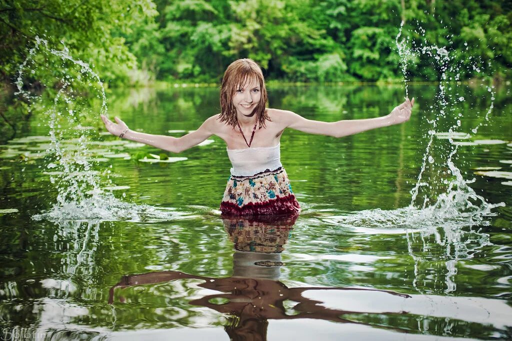 Девушка у реки. Девушки на речке. Купается в платье. Девушки купаются в озере.