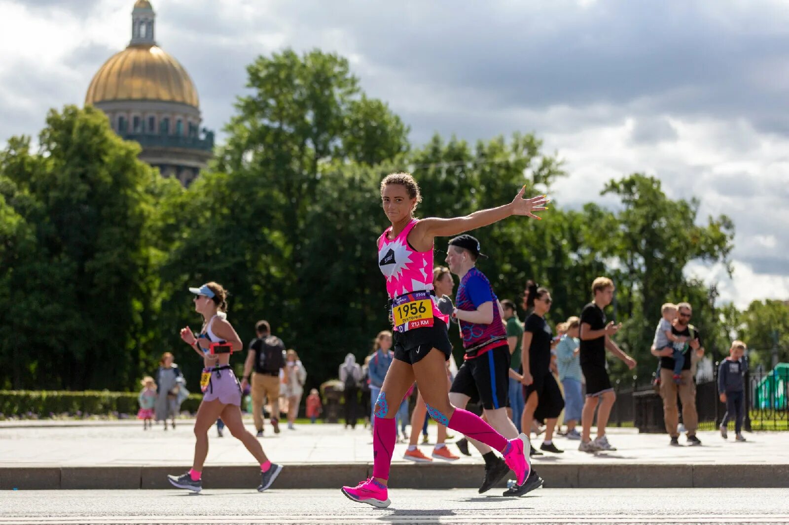 Бегуны россии. Полумарафон санкт петербург 2024. Полумарафон северная столица 2022. Полумарафон санкт петербург 2024. Бегуны.
