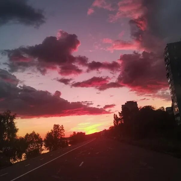 Малиновый закат везу тебе за мкад. Малиновый закат. Малиновый закат Москва. Малиновый закат над городом. Закат малиновый закат.