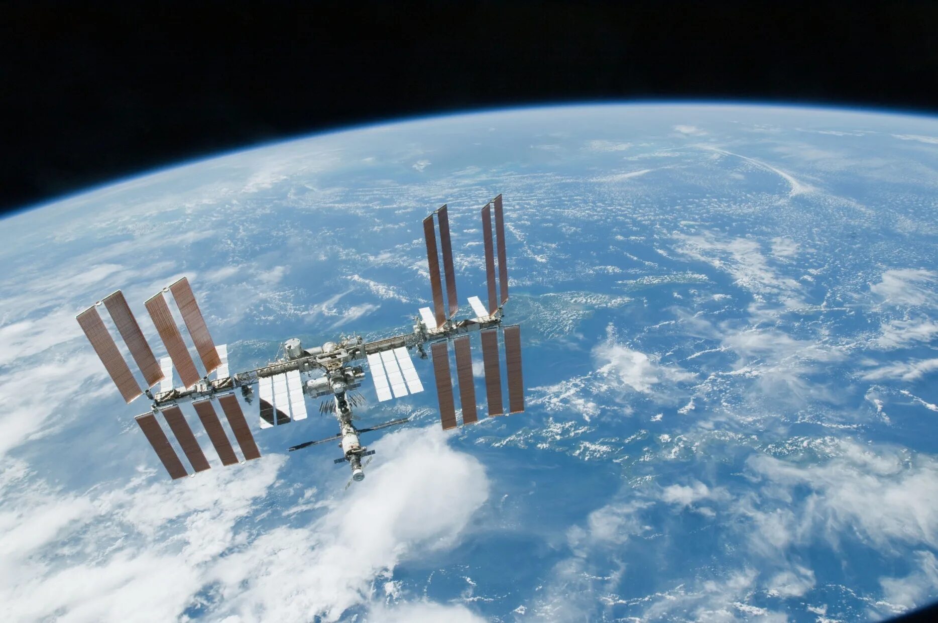 Первая космическая станция на орбите. Международная Космическая станция МКС. Международная Космическая станция ISS. Станция МКС В космосе. Спутник НАСА станция МКС.