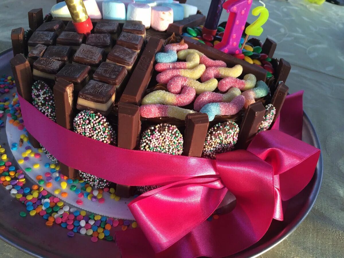 Украшение торта сладостями. Тортики конфеты. Торт. Сладости торт конфета. Торт украшенный конфетами и шоколадками.