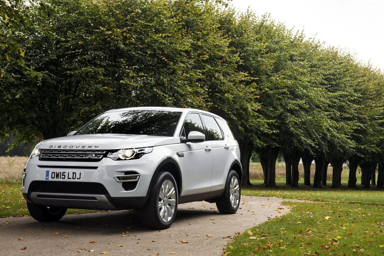 Land rover discovery sport отзывы. Ленд Ровер Дискавери спорт. Ленд Ровер Дискавери спорт 2015 белый. Ленд Ровер Дискавери спорт 2017. Land Rover Discovery Sport 2021 белый.