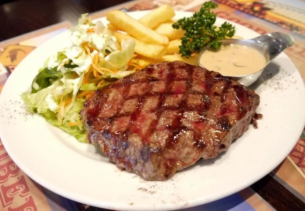 стейк хаус рибай. стейк в ресторане. фото стейков в ресторанах. стейк рибай говядина.