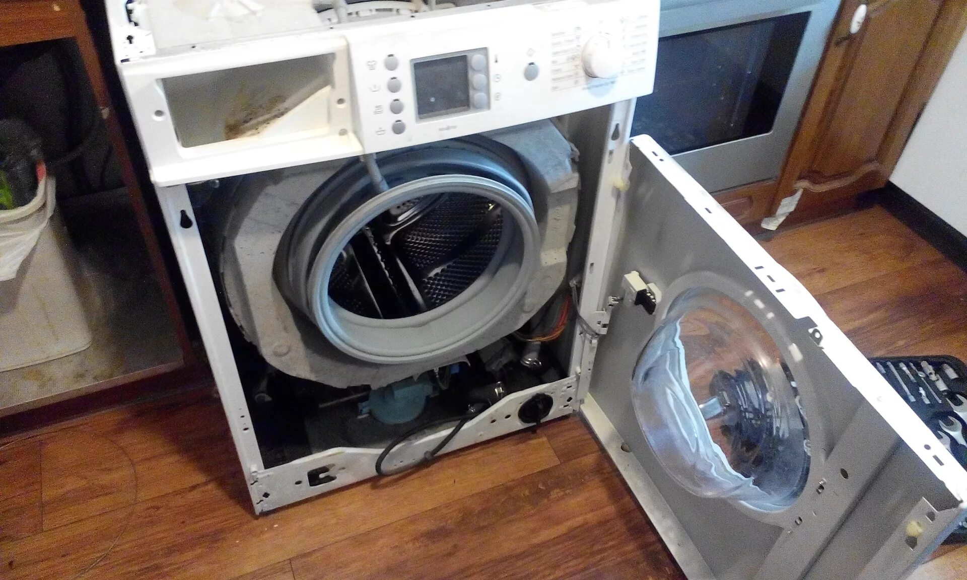 Сломанная стиральная машинка. Разобранная стиральная машина. Поломанная стиральная машина. Разбитая стиральная машина.