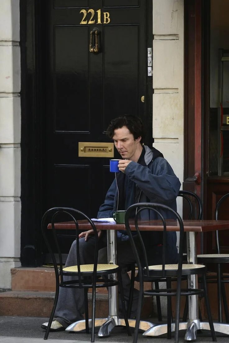 Бейкер стрит шерлокcthbfk. Сериал шерлок бейкер стрит. Улица шерлока холмса в лондоне. Бейкер стрит 221 б шерлок. Бейкер стрит 221 b.