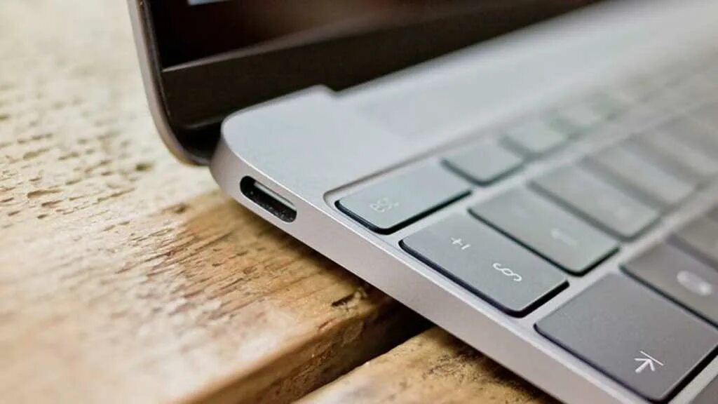 Macbook usb порт. Thunderbolt ноутбук. usb c-port. macbook air type c. флешка в ноутбуке.
