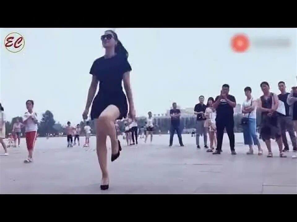 Клип где танцует мужчина. Цин Цин танцовщица. Танец девушки на площади. Казахская девушка танцует на площади. Танцующая девушка на площади.
