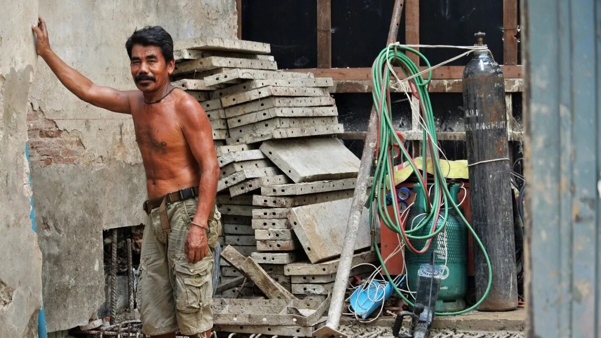 Феми элуфоводжо. Amele. Amele. Рабочий в каске. Мексиканский рабочий.