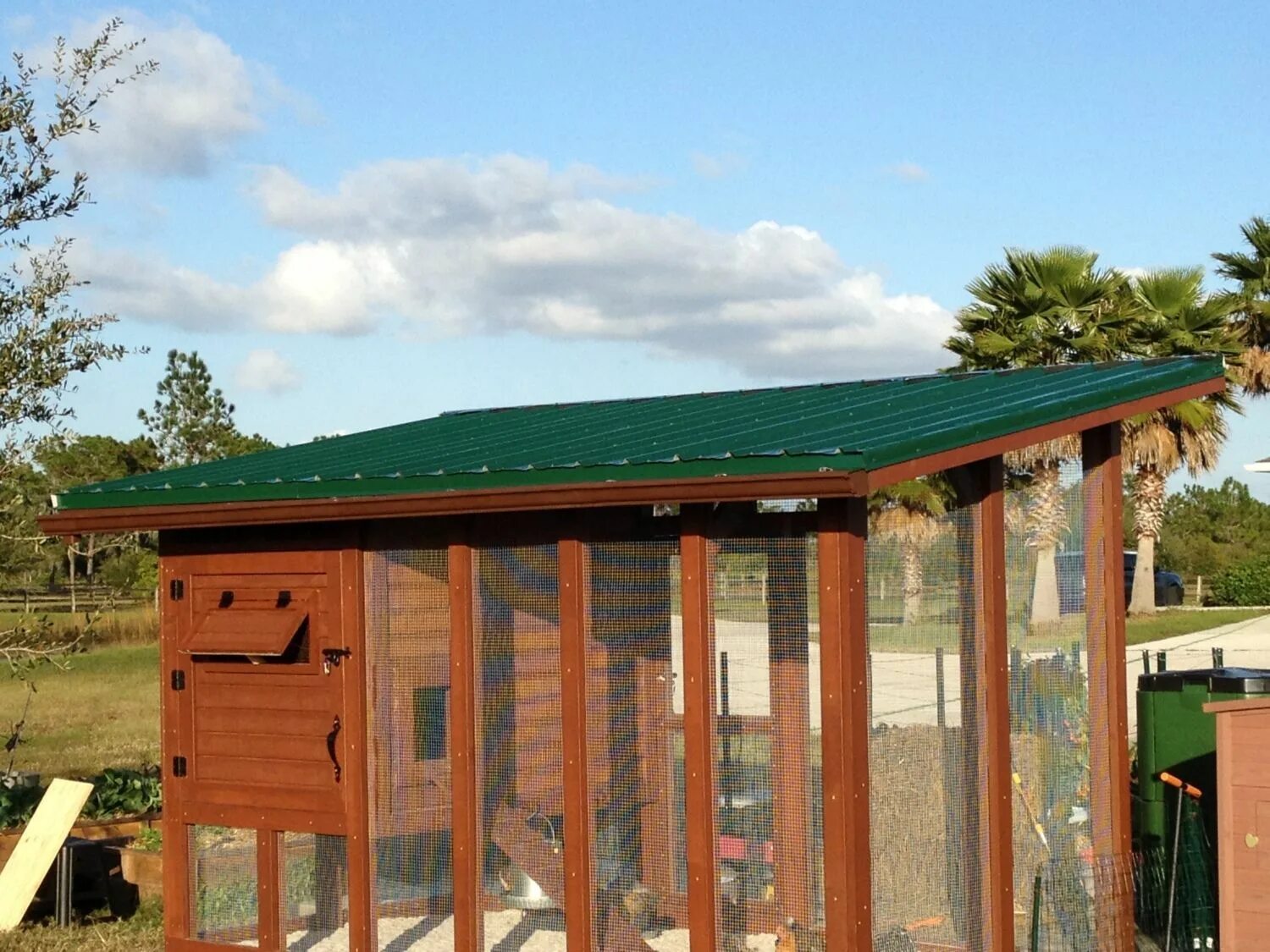 Курятник с двухскатной крышей. Каркасный птичник. Навес для кур. Крыша курятника. Курятник додонова.