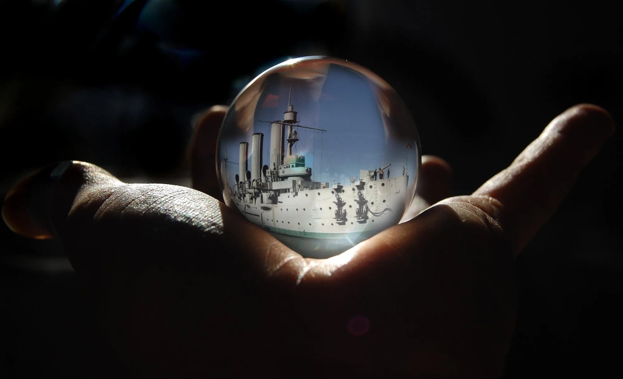 Хрустальный шар. Стеклянный шар мир. Стеклянный шар отражение. Стеклянный шар с миром внутри.