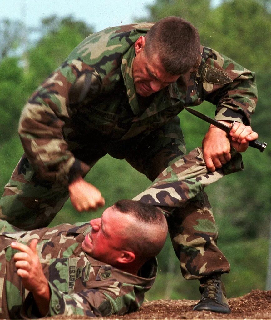 в следствие неудачного боя наши войска. воспоминания немцев о сталинграде. советские войска отступают. кадочников рукопашный бой видео. американские солдаты тренируются.