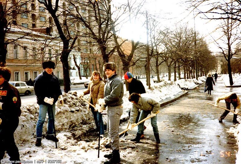 Фотография 1988 года. Москва 1988. Москва 1988 год. Субботник СССР. Советские школьники субботник.